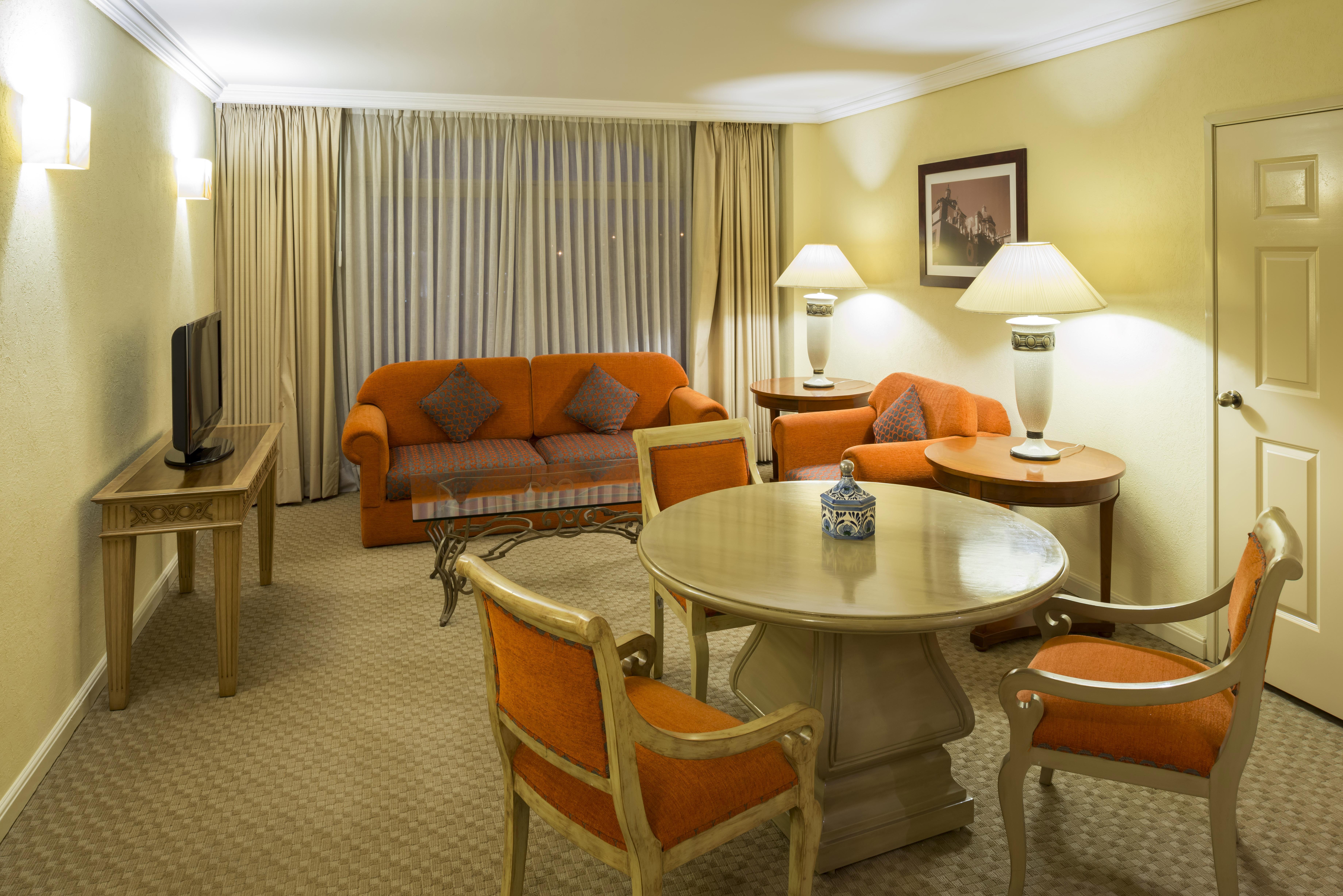 Отель Camino Real Puebla Angelopolis Экстерьер фото A living room in a suite