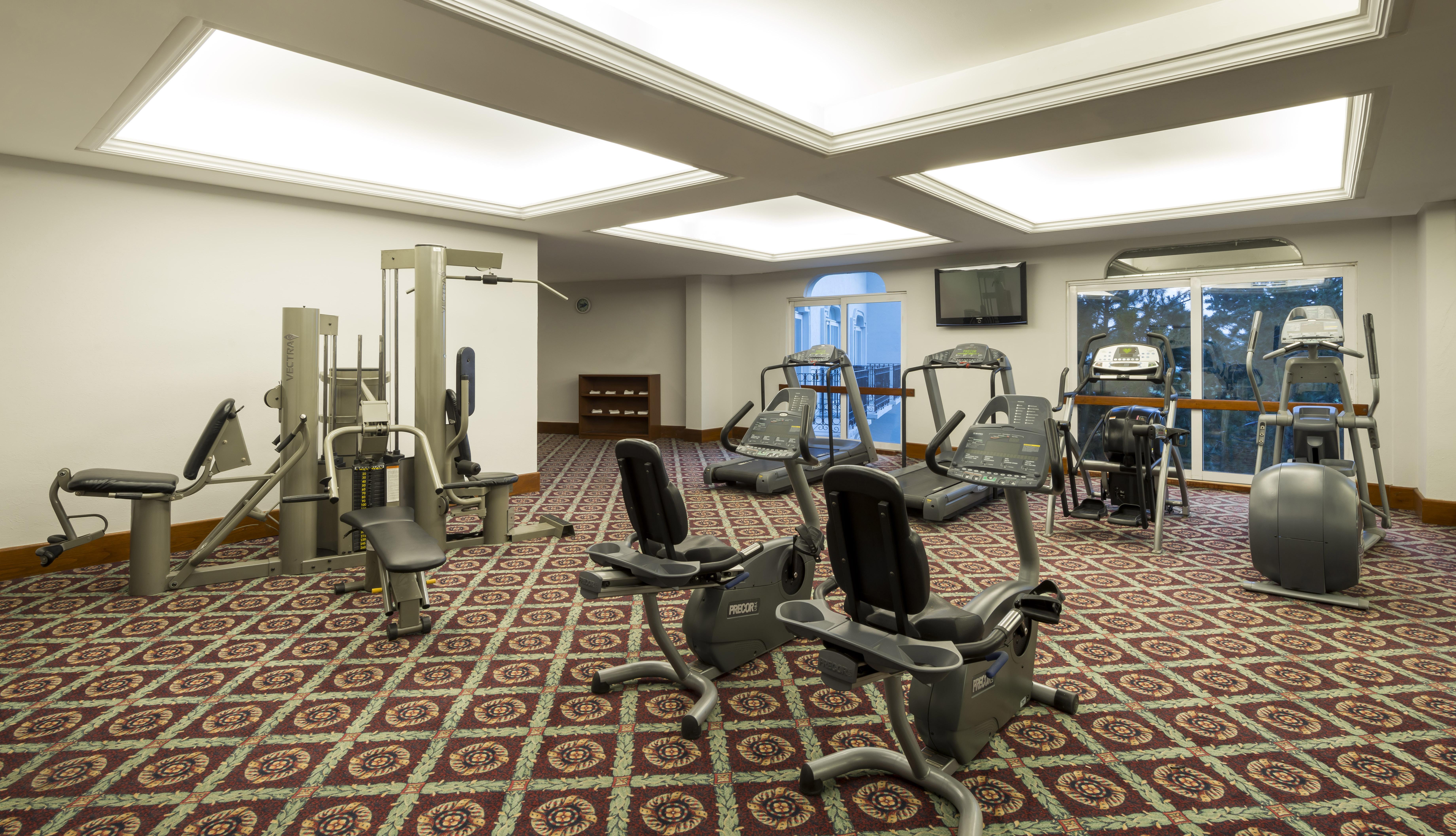 Отель Camino Real Puebla Angelopolis Экстерьер фото The gym at the hotel