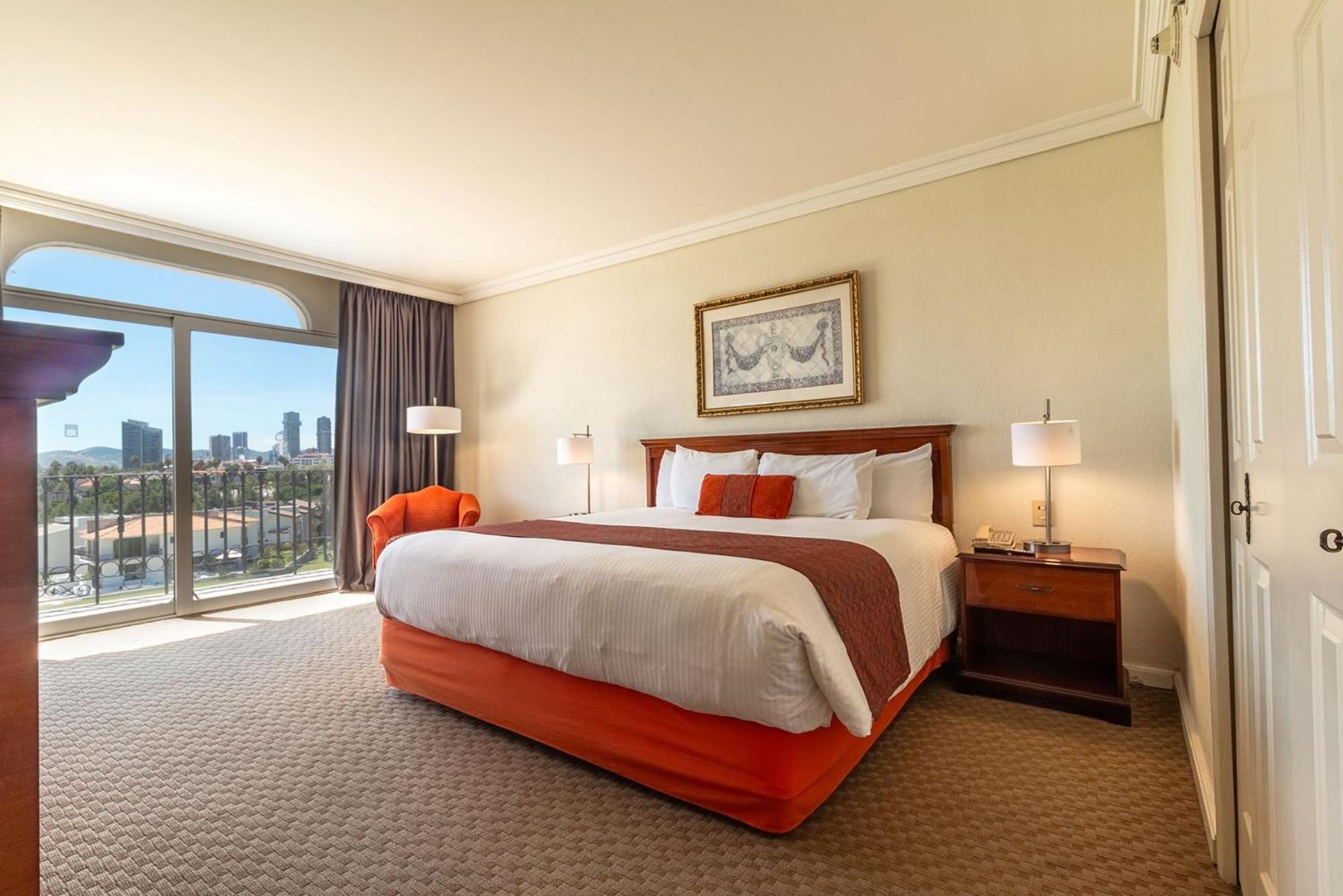 Отель Camino Real Puebla Angelopolis Экстерьер фото A bedroom at the Hilton San Diego Bayfront