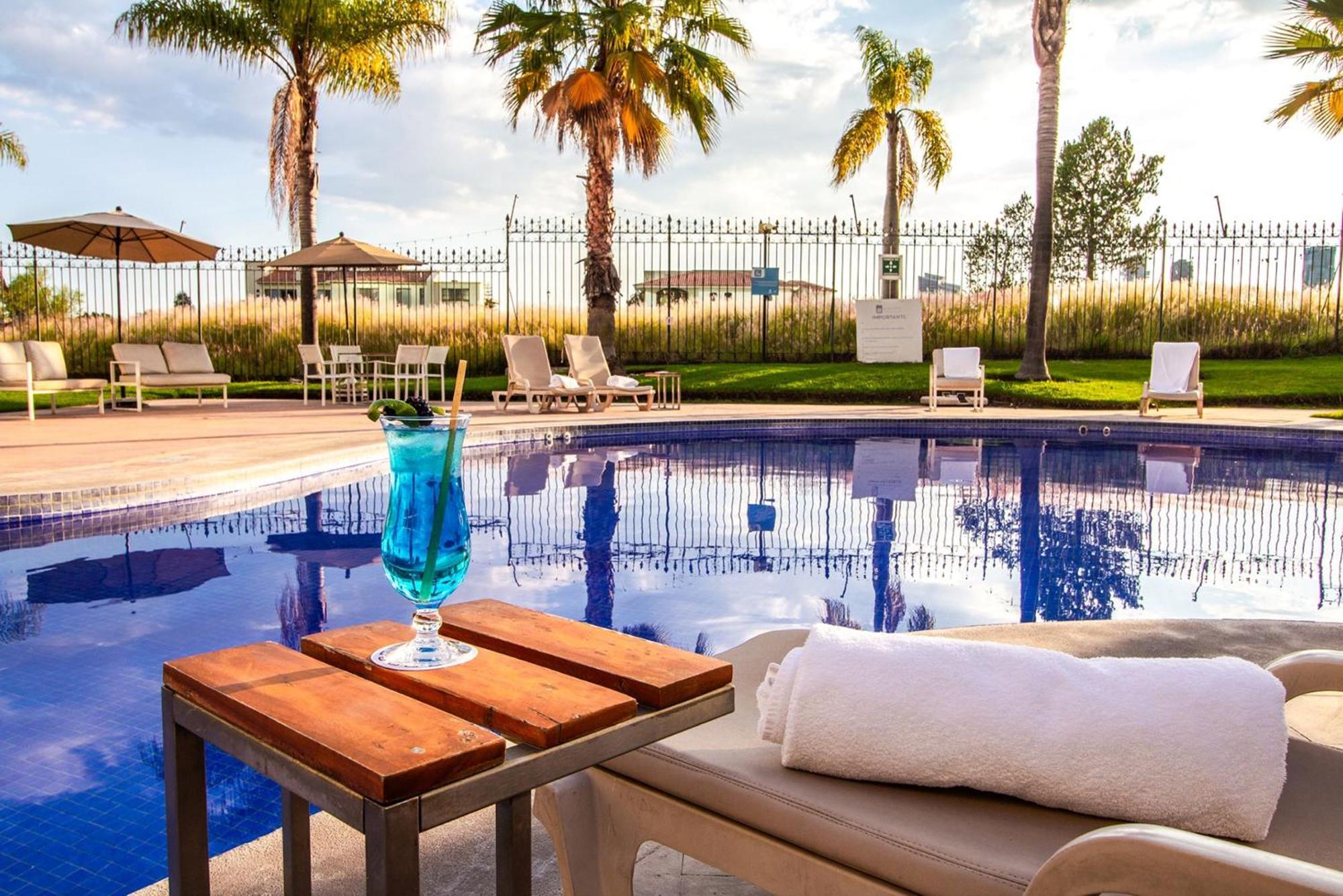 Отель Camino Real Puebla Angelopolis Экстерьер фото The pool at the hotel